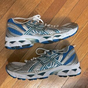 ASICS gel nimbus Size 6